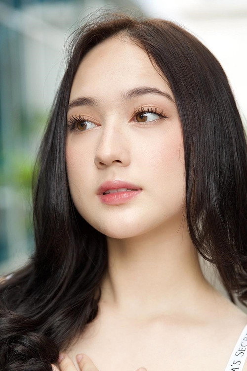 Laura Moane portrait 1