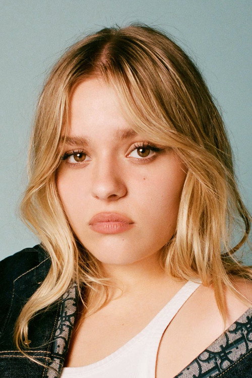 Maisy Stella portrait