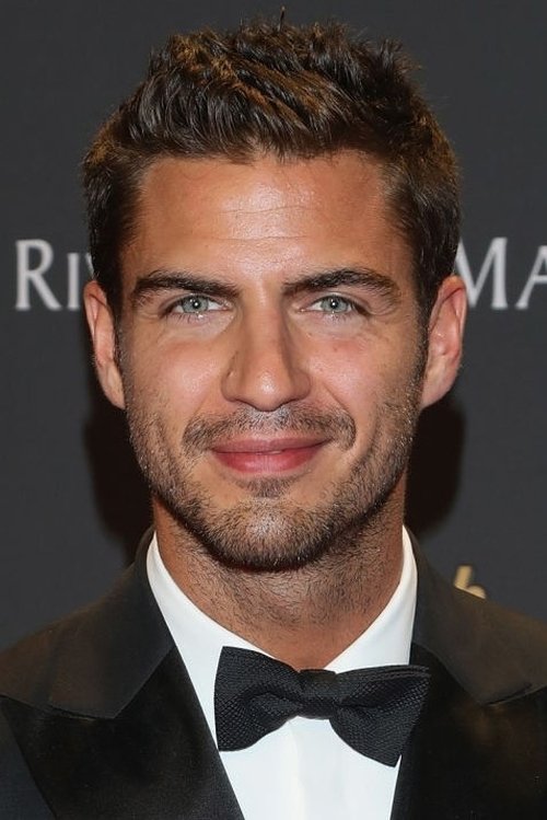 Maxi Iglesias portrait